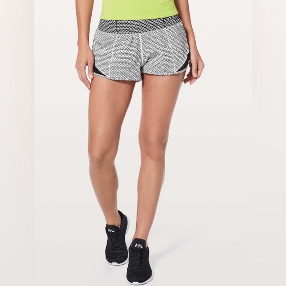 Lululemon Hotty Hot Short II *2.5" Monochromic White / Monochromic Black Size 8 - Picture 4 of 8